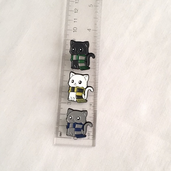 π50% OFF/3+...Hogwarts Cats Pins (Harry Potter) - Picture 3 of 6